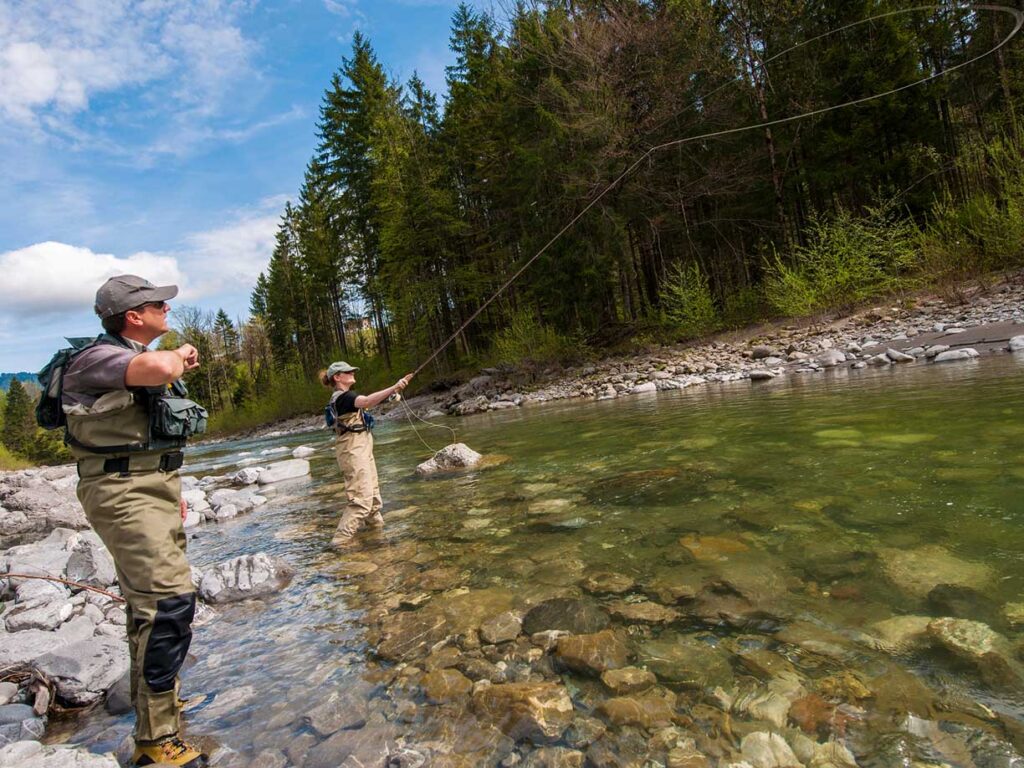 2 Personen am Fliegenfischen an einem Fluss im Bregenzerwald