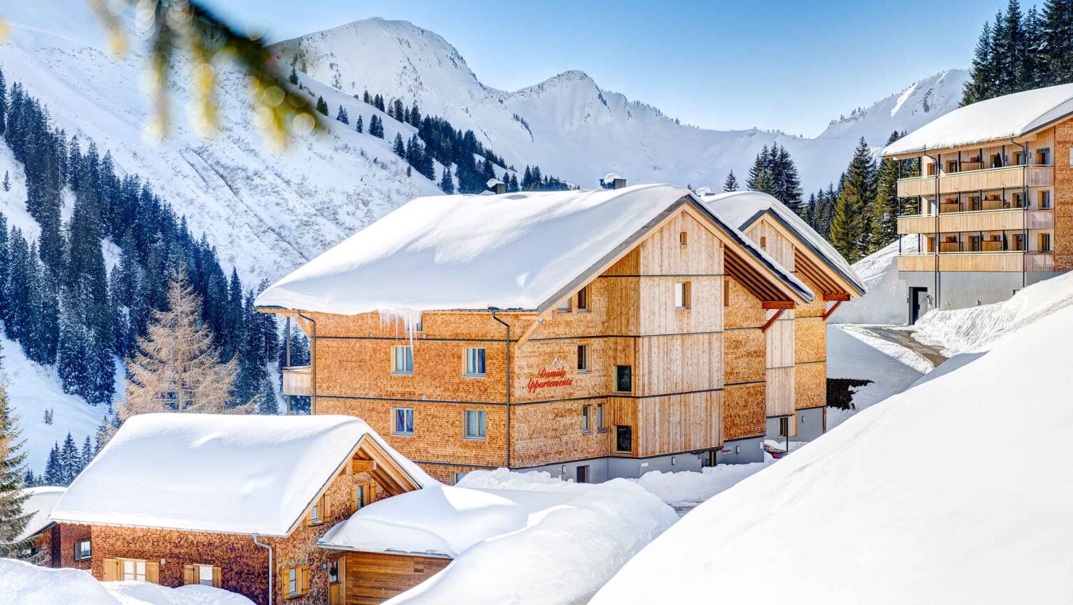 Blick auf Apartments im Bregenzerwald in verschneiter Landschaft