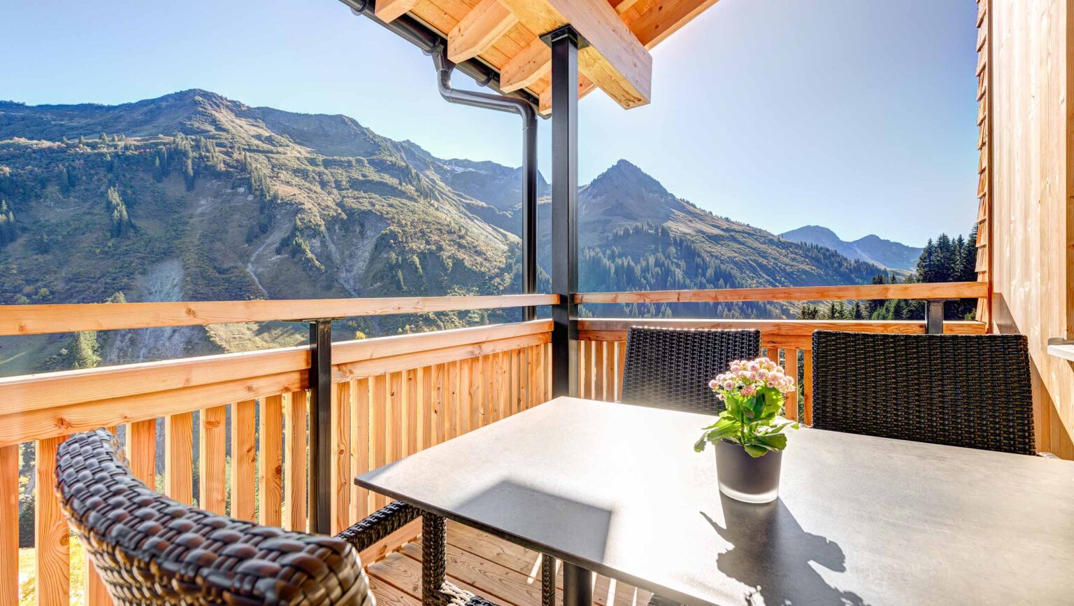 Blick auf Balkon von Apartment mit Tisch und Pflanze