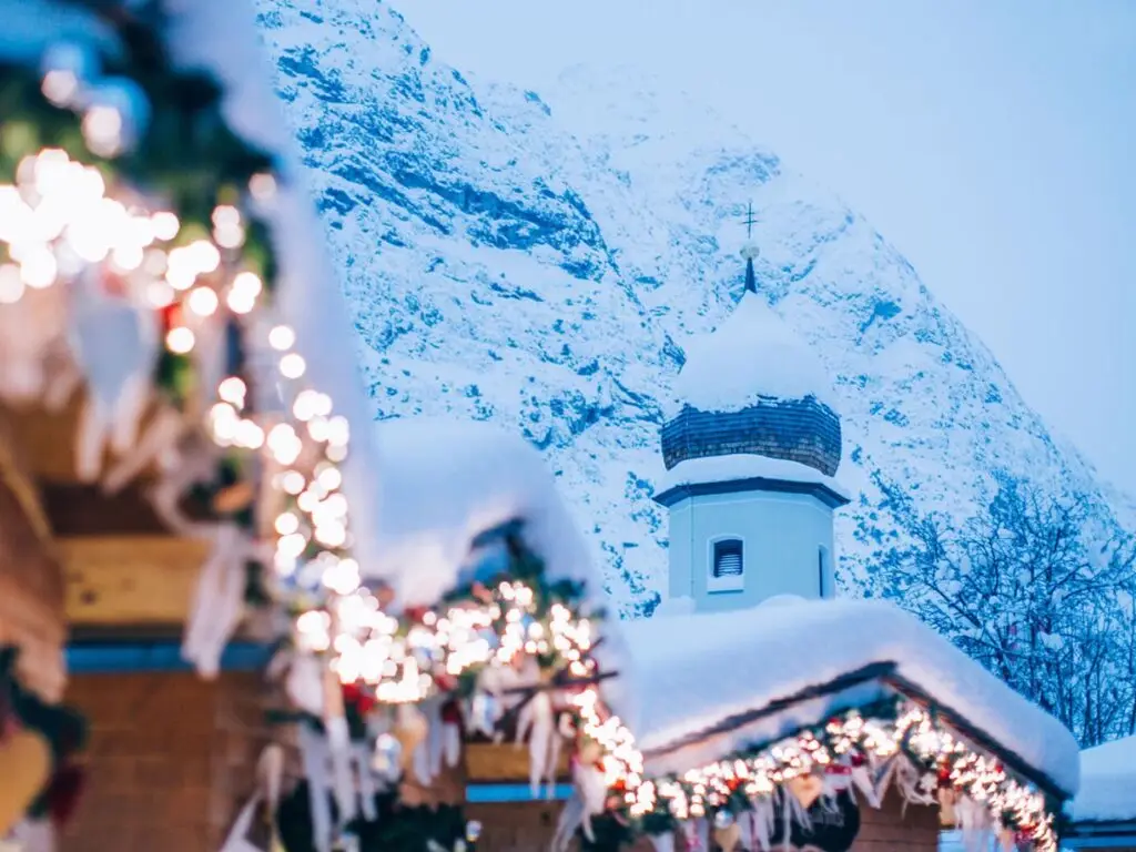 Lech Dorfmitte mit beleuchteten Weihnachtsmarkt-Ständen
