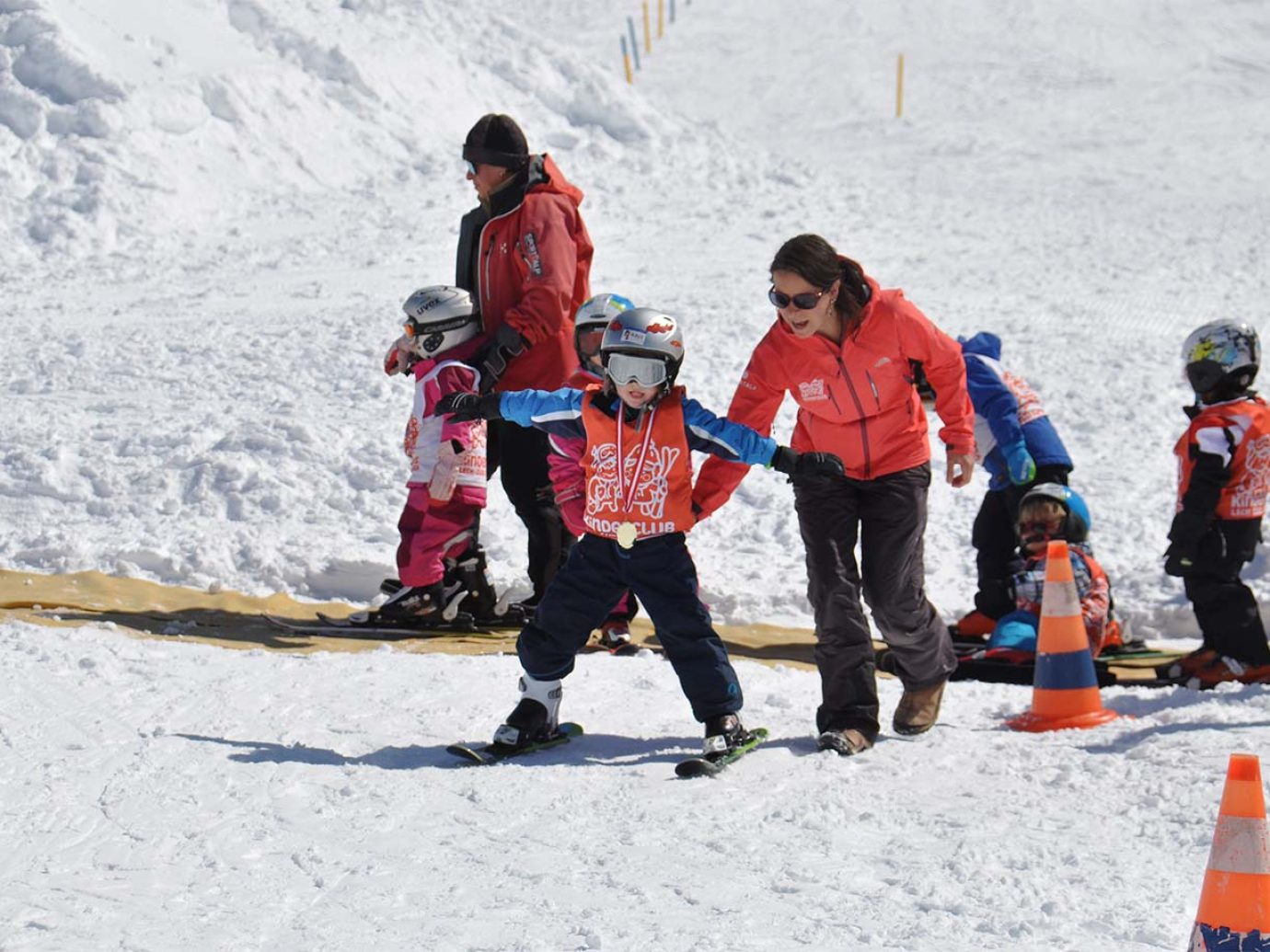 Kinder auf Skiern mit Aufsicht in der Skischule in Lech