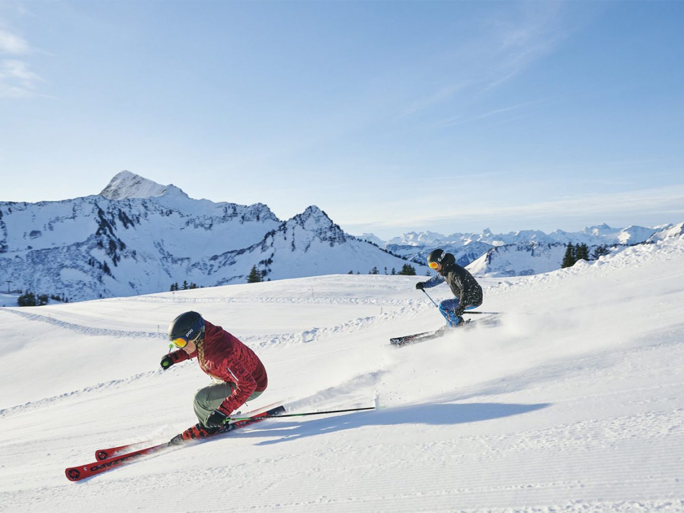 Zwei Skifahrer auf Skipiste im Snowpark Damüls