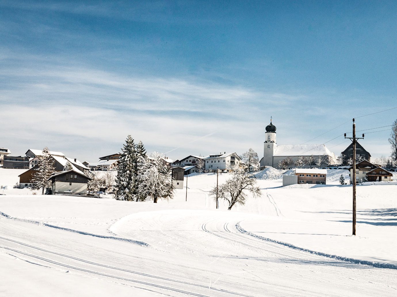 Verschneite Winterlandschaft mit Blick auf Sulzberg Bregenzerwald