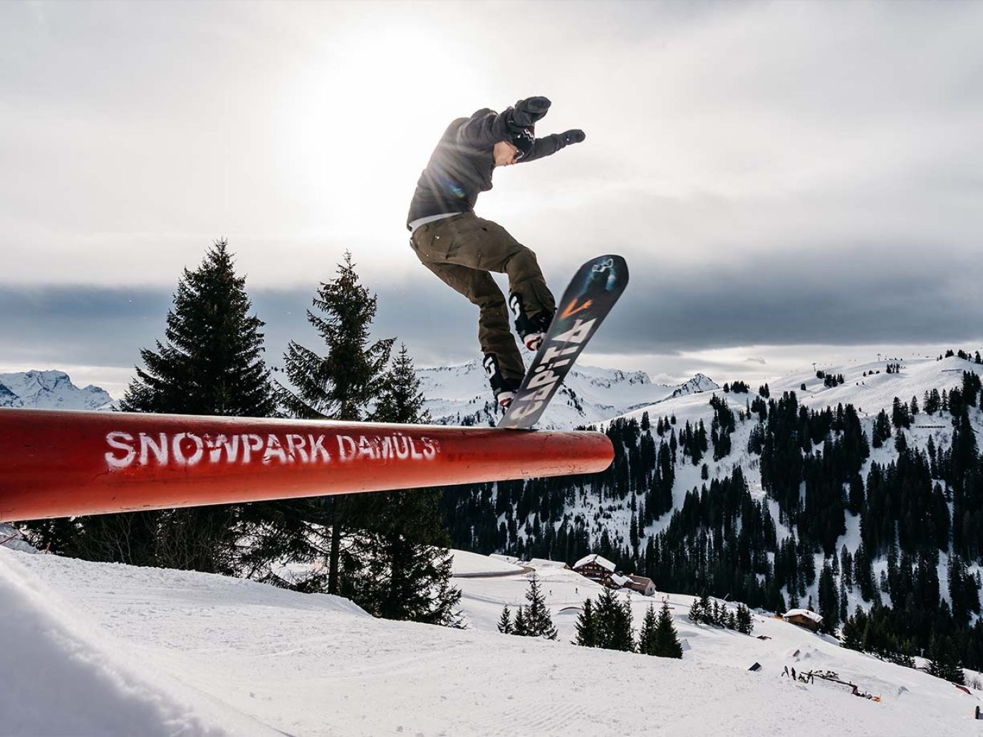 Snowboarder im Snowpark Damüls mit Aussicht auf Schneelandschaft