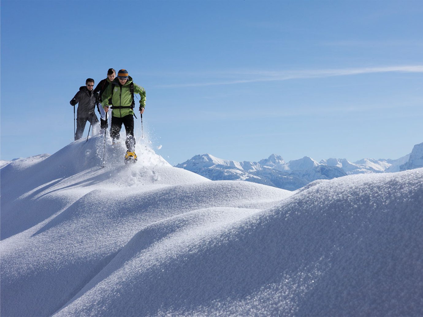 Gruppe bei Schneeschuhtour am Bödele in Vorarlberg mit Pulverschnee