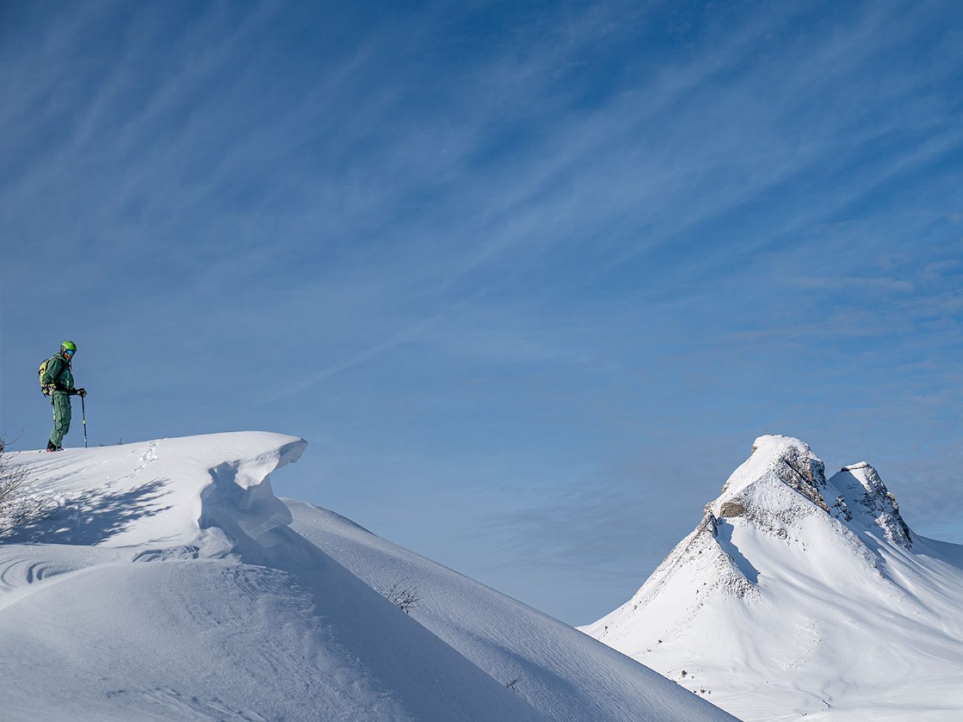 Skifahrer im Skigebiet Damüls-Mellau mit Aussicht auf Berge