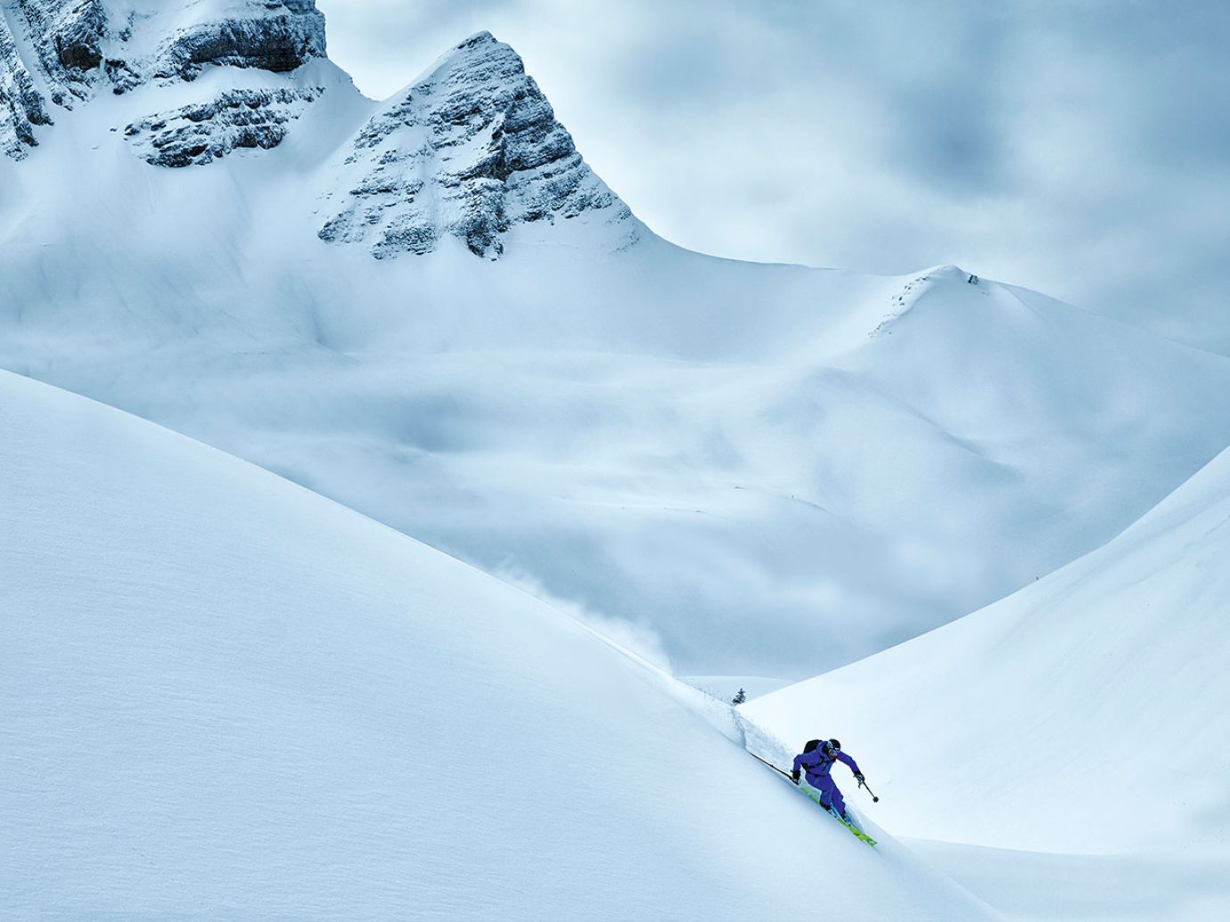 Skifahrer am Freeriden mitten im verschneiten Skigebiet Damüls