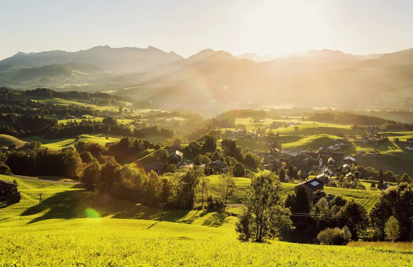 Blick über den Bregenzerwald und seine grüne Landschaft
