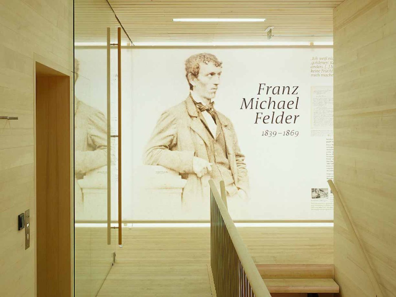 Feldermuseum von innen mit Franz Michael Felder Foto auf Wand