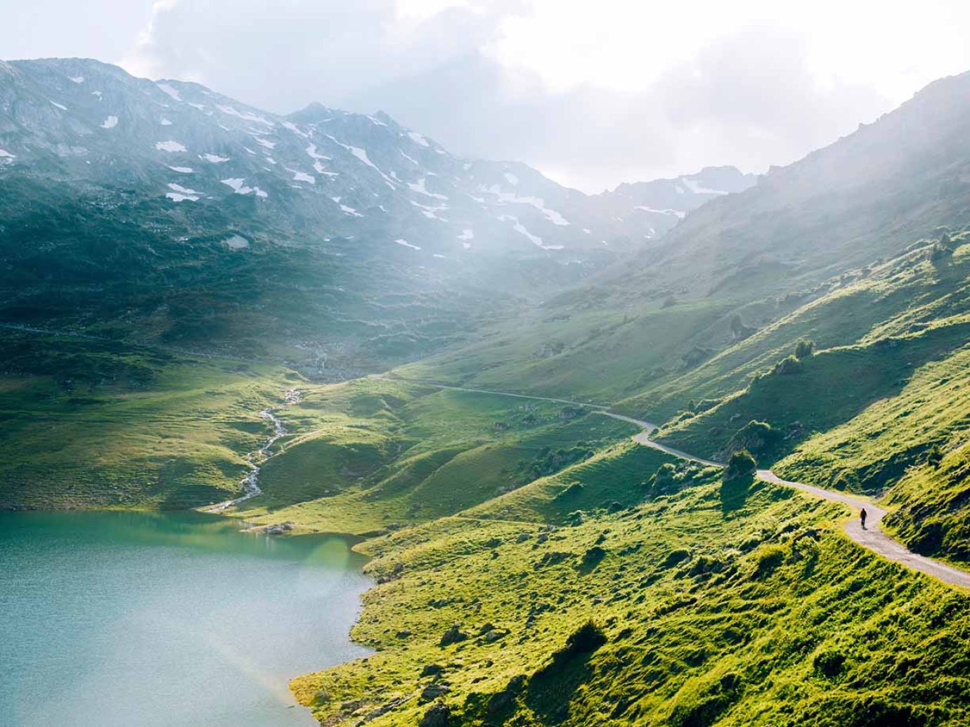 See inmitten der grünen Landschaft in Lech am Arlberg