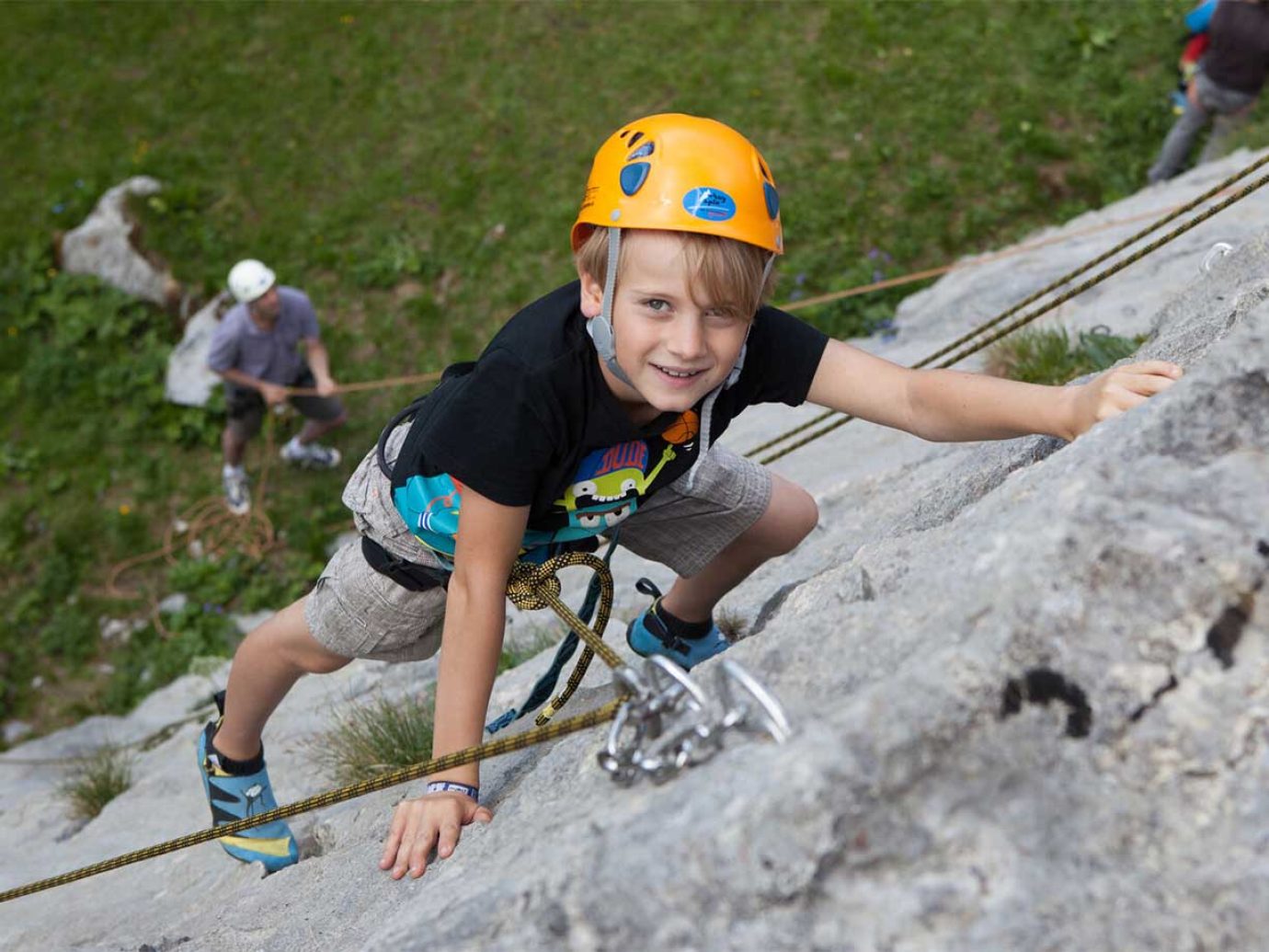 Junge auf der Kletterwand in Lech am Arlberg