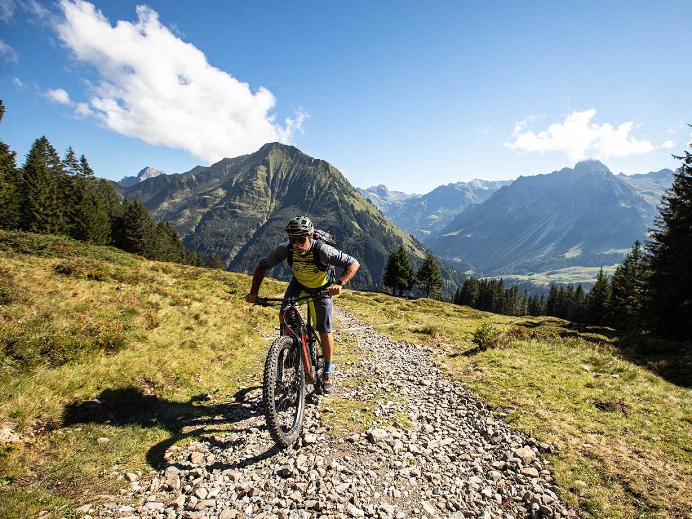 Mountainbiker in bregenzerwälder Landschaft in Au-Schoppernau