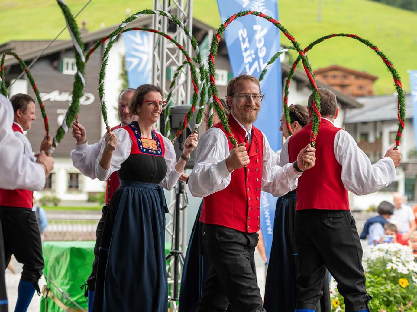 Menschen in Trachtenkleidung beim Musikantentag in Lech am Arlberg