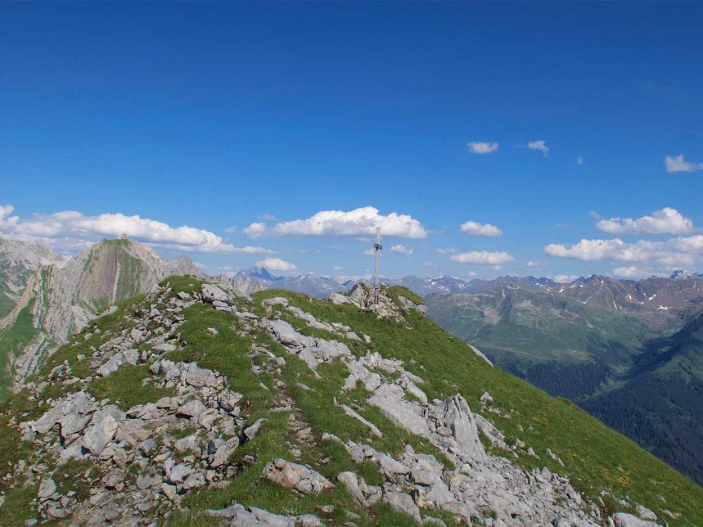Blick auf die Plattnitzer Jochspitze mit Gipfelkreuz