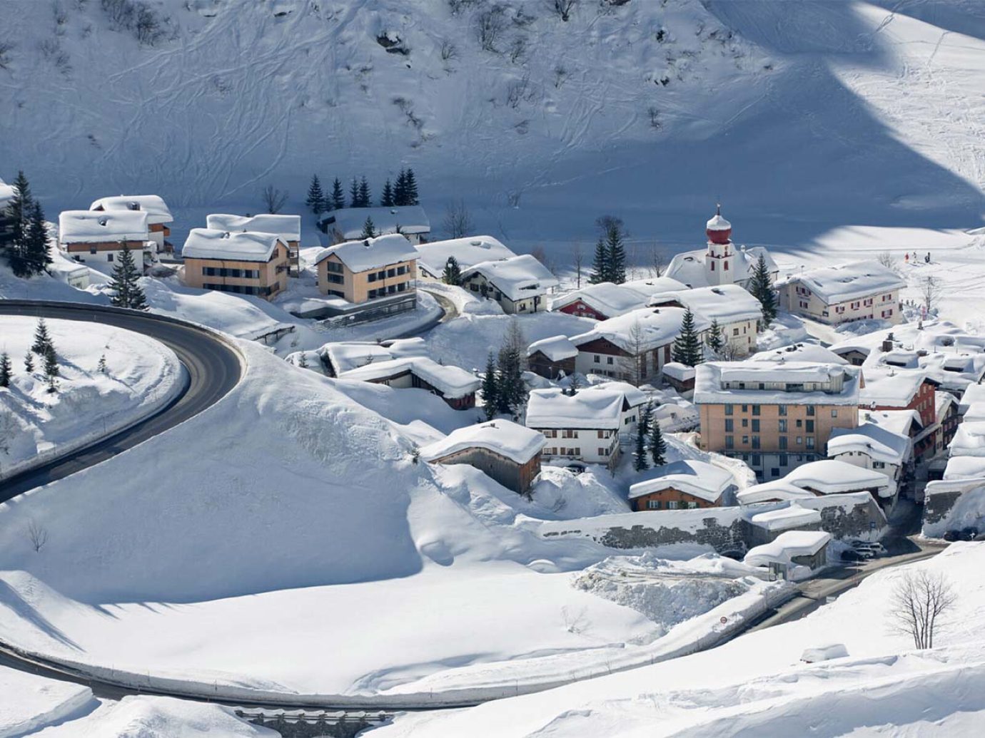 Verschneite Ortschaft, Straße Richtung Stuben am Arlberg