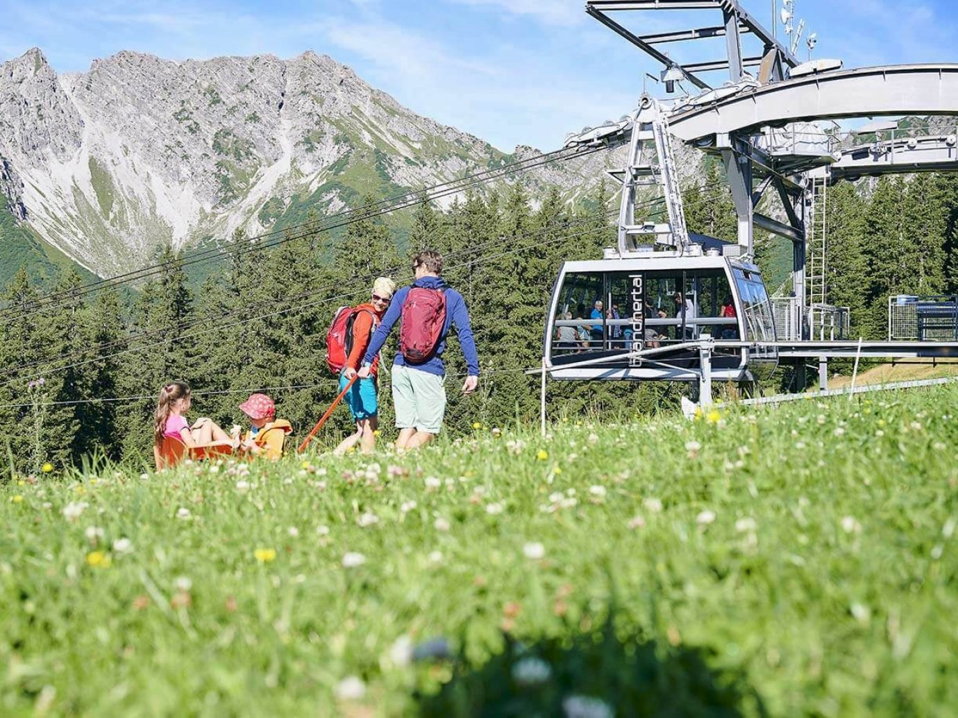Familie bei der Panoramabahn Bergstation