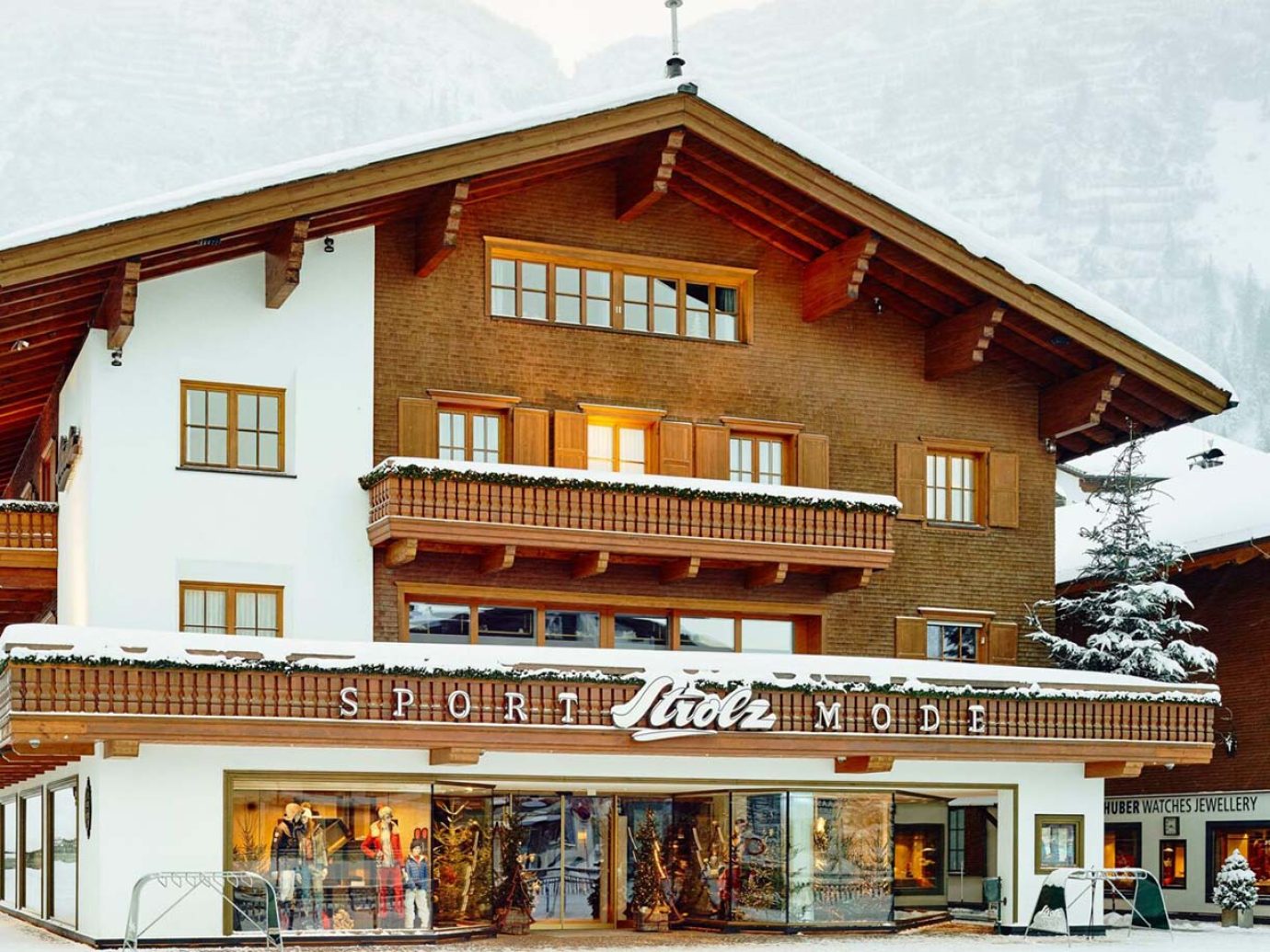 Aussenansicht Strolz Sporthaus im Winter in Lech